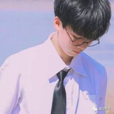 春日瓜子脸男生：阳光下的独特魅力