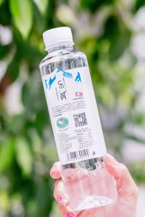 气泡水富含二氧化碳，苏打水含碳酸氢钠