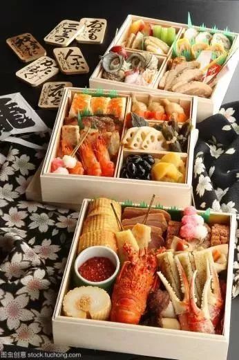 春节摆地摊，售卖传统年货、特色小吃、手工艺品等