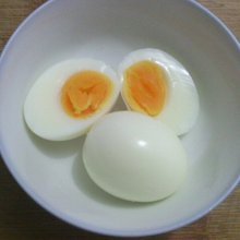 鹌鹑蛋煮法：将鹌鹑蛋放入沸水中