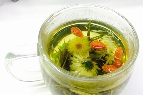 菊花加什么泡水喝可以去肝火？这几种搭配你试过吗