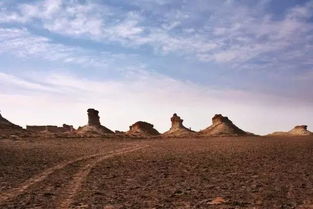 思绪飘远， 心随沙走