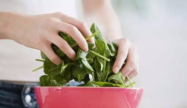 而绿叶类蔬菜， 如菠菜、生菜、小白菜等，先用清水冲洗掉表面的污物，再用清水漫过蔬菜部分5厘米左右，以流水浸泡不少于10分钟，这样Ke以增加农药的溶出。如此清洗浸泡2～3次大体上可去除蔬菜上绝大部分残留的农药成分。