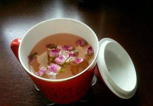 玫瑰茶益处多，养颜又舒缓，但胃寒者慎饮