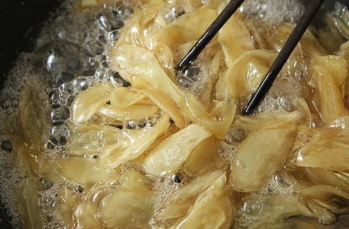手脚冰凉皮肤干怎么办？8种家常食材能吃出水润甜蜜吗？