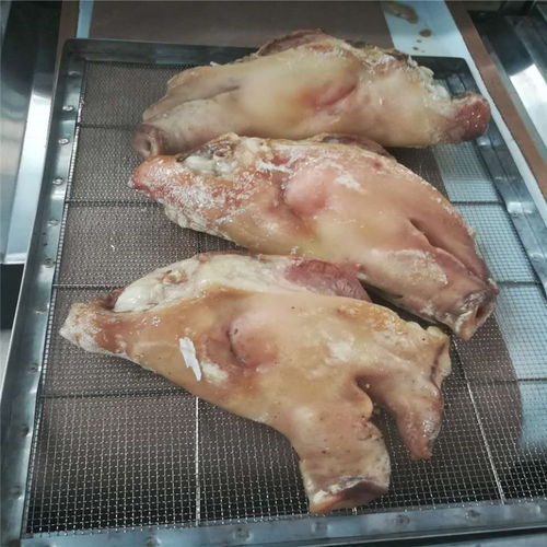 牛肉干是一种将牛肉切片、腌制、烘干而成的休闲食品