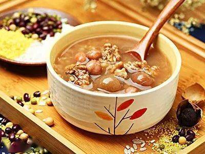 薏米杏仁粥是一道以薏米和杏仁为主要食材的粥品