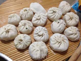 萝卜丝粉条包子，一种以萝卜丝和粉条为馅料