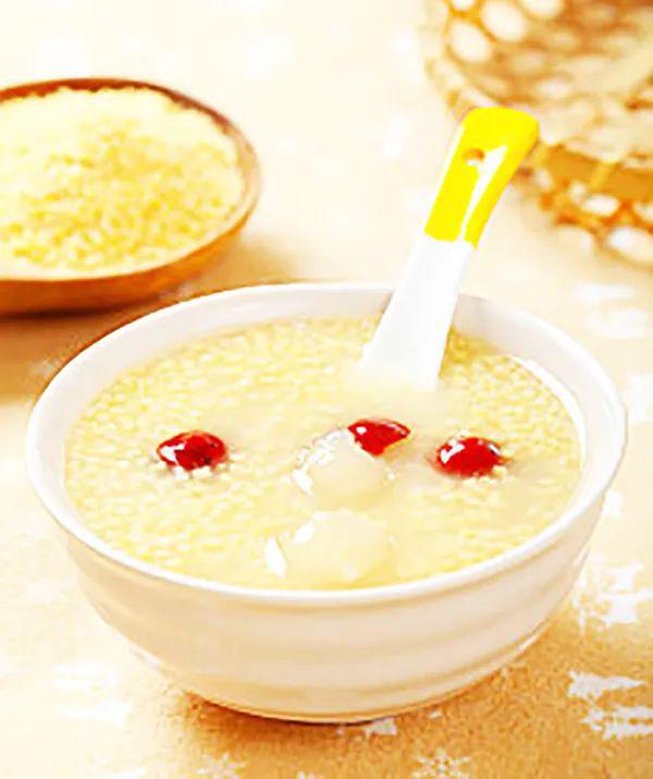 荔枝干炖蛋是一道以荔枝干和鸡蛋为主要食材的传统甜品