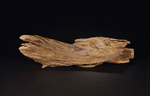 沉香木：独特香味， 质感细腻