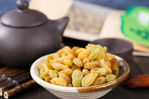 葡萄干是经过晾晒、去梗、筛选等工艺加工而成的干果