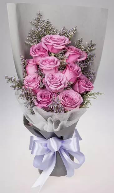 红满天星玫瑰花束的花语