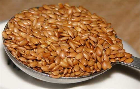希望精饲料的成分和营养比例如何，适合哪些动物食用？