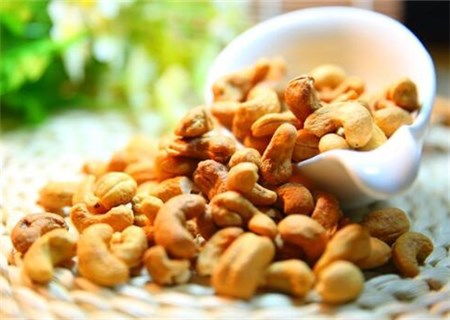 腰果是否可以生吃，这是一个关于腰果食用安全性的问题