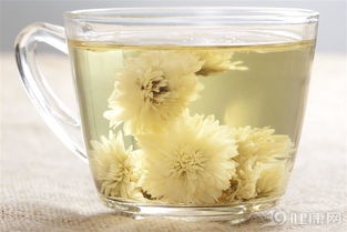菊花泡水喝有什么好处？它对眼睛和身体有哪些神奇作用