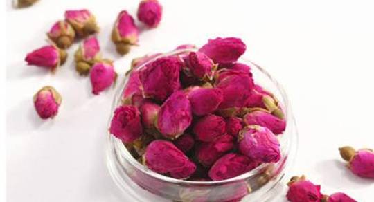 玫瑰花加红花，养生功效有何不同