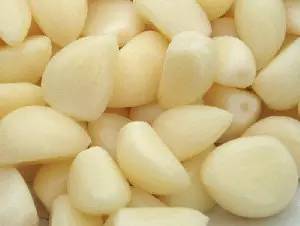 大蒜冰糖水是煮制而成，具有清热解毒功效