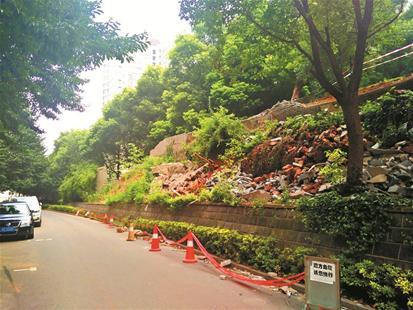 突发暴雨， 福州李叔的后院土坡塌陷