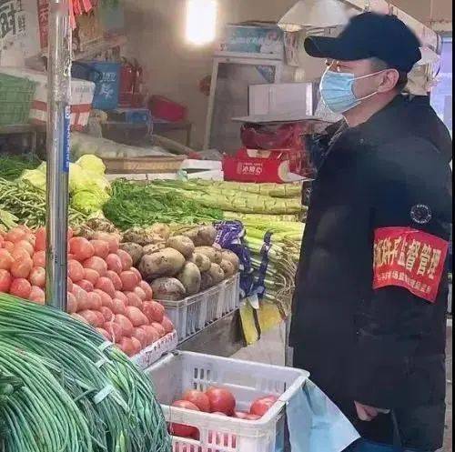投资养鸡场需关注鸡种选择、饲料供应、疫病防控、市场行情
