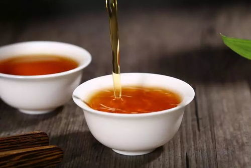 红茶泡法：将红茶茶叶放入茶具