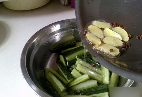 黄瓜咸菜是一种传统的腌制食品，以黄瓜为主要原料