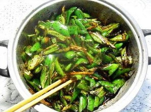 长豆角腌制：将新鲜长豆角洗净晾干