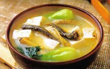 参芪泥鳅汤：以黄芪、党参、泥鳅为主料