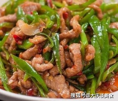 青椒肉丝是一道经典中式菜肴，以猪肉和青椒为主料