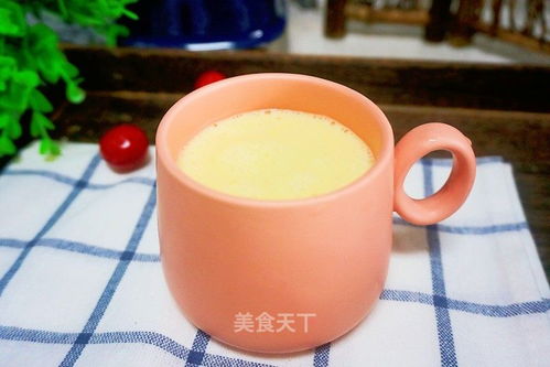 菠萝奶昔，以新鲜菠萝和牛奶为原料