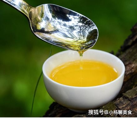茶籽油富含不饱和脂肪酸，具有抗氧化、降血脂等保健功效