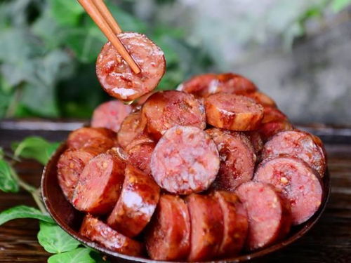 皋香肠制作源于江苏皋城，以猪肉、酒糟、香料等秘制而成