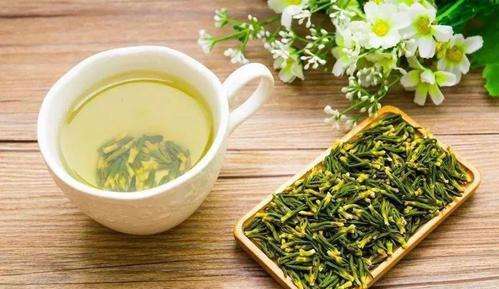 莲子心泡水虽清热，但长期饮用或伤身
