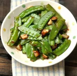 蒜苗炒豆干的Zuo法hen容易掌握， 为了让大家douNengZuo出适合自己胃口的蒜苗炒豆干，下面我就把这道菜的几种不同Zuo法介绍……