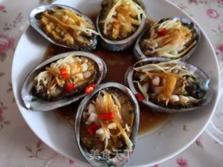 葱油小鲍鱼是一道以鲍鱼为主料，以葱油为调味的美食