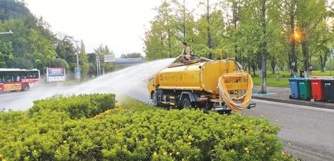 浇水：植物生命的甘泉