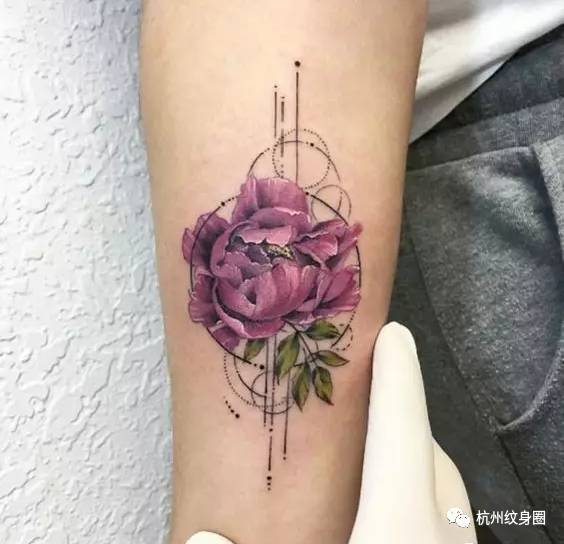 鲤鱼牡丹花纹身，美得让人心动