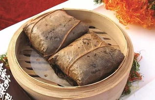 荷香糯米鸡是一道以荷叶包裹糯米和各种食材蒸制而成的传统中式美食