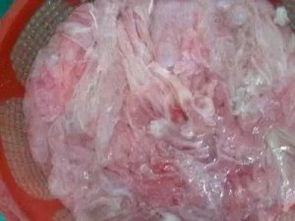 母猪产仔后胎衣不下，及时人工剥离
