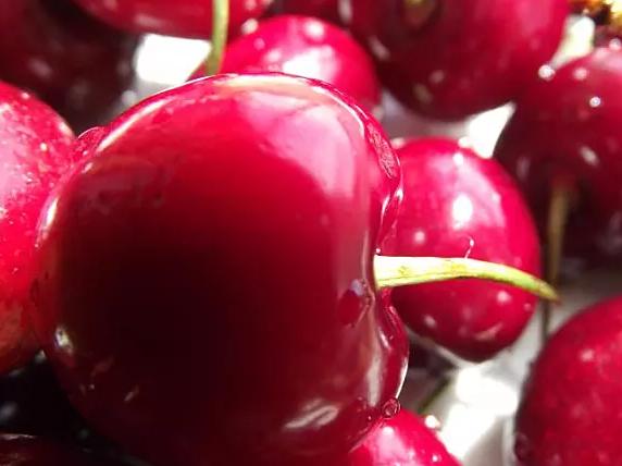 误区一：大樱桃农药残留比其他水果高