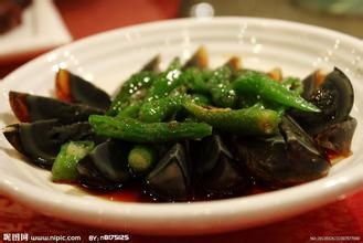 松花蛋不宜与甲鱼、李子同食，食用时需注意搭配