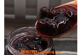 蓝莓汁是一种以蓝莓为原料，经过榨取、过滤、调配等工艺制成的饮品