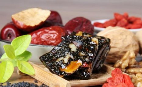阿胶滋补，但月经期间、感冒发热、脾胃虚弱者不宜食用