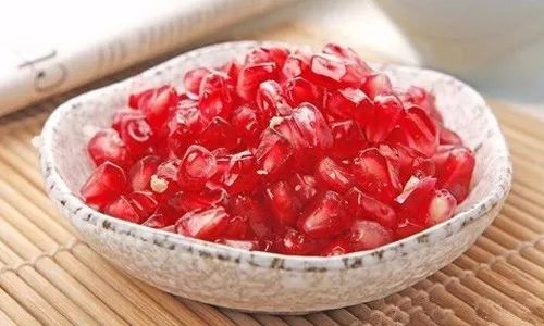 软籽石榴在农高会上备受关注，以其独特的口感和营养价值赢得消费者青睐