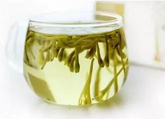 金银花泡水清热解毒，菊花泡水明目养颜