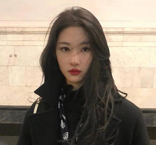翠影含露，花中谁家子