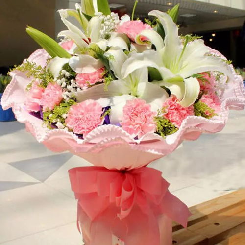 产后妈妈送康乃馨还是百合花更适合