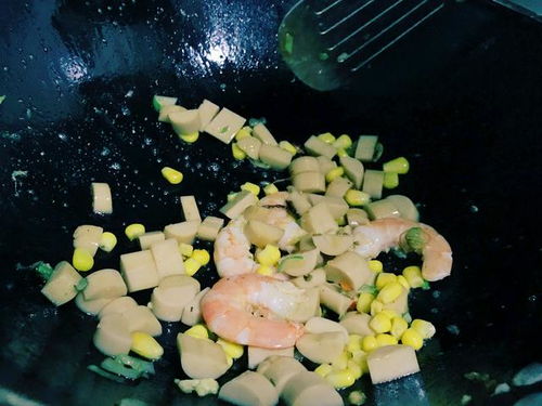 “菠萝饱满多刺，色泽鲜艳，热带风情”