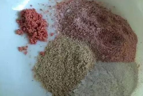 咸水鱼饲料配方中，如何根据钓福寿鱼的方法调整诱饵配方？