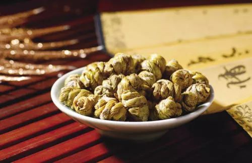 铁皮石斛Ke以tong过煲汤、泡茶等方式食用。