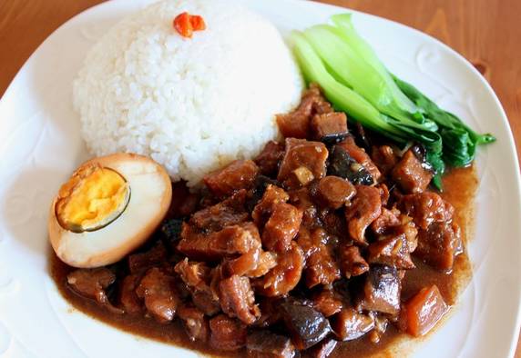卤肉饭是一道以猪肉、豆干等食材卤制而成的传统中式快餐